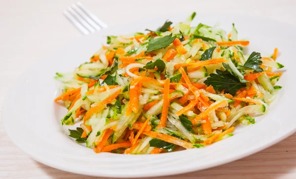 Ensalada de verduras frescas con pepino y zanahoria —  Fotos de Stock