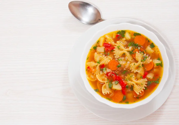 ファルファッレのパスタと新鮮な野菜スープ — ストック写真