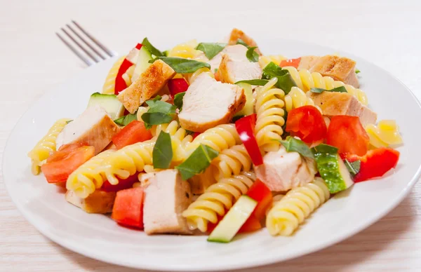 Salade de pâtes au poulet et légumes — Photo