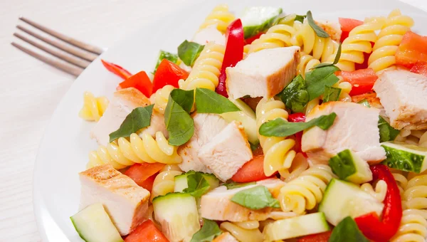 Salada de macarrão com frango e legumes — Fotografia de Stock