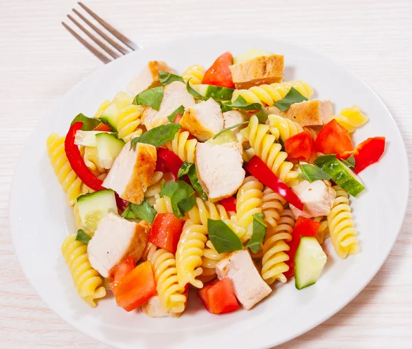 Pasta salad with chicken and vegetables — Stock Photo, Image