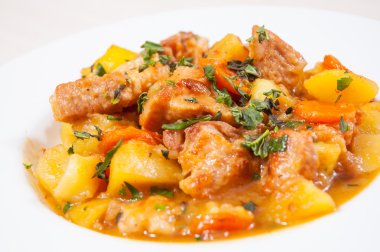 patates, soğan ve havuç ile haşlanmış et