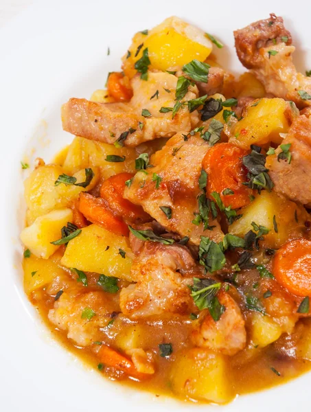 Carne estofada con patatas, cebolla y zanahoria —  Fotos de Stock