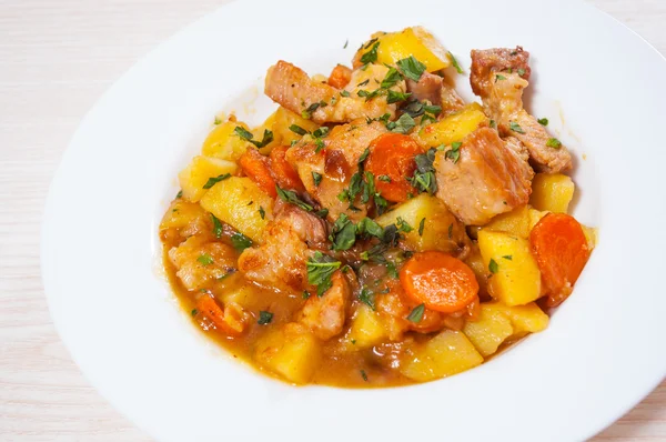 Gestoofde vlees met aardappelen, ajuin en wortel — Stockfoto