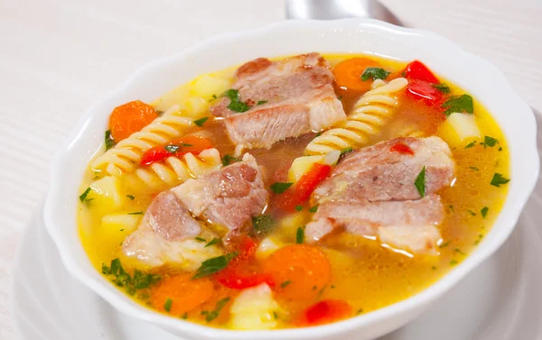 Zuppa con carne, pasta e verdure — Foto Stock