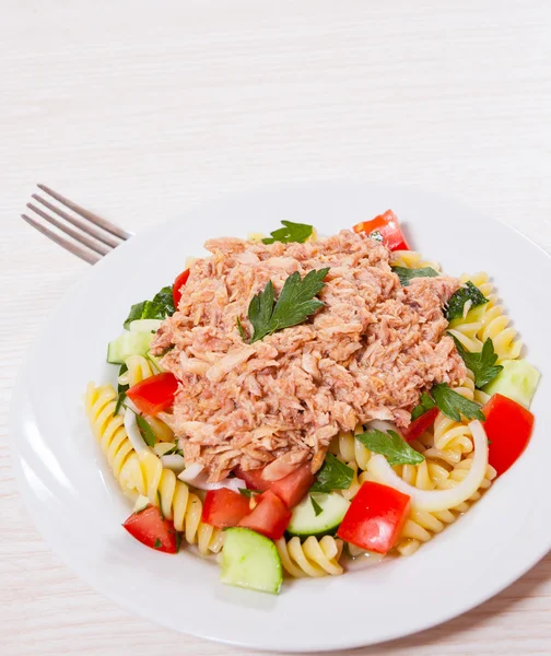 Salada de macarrão com atum e legumes — Fotografia de Stock