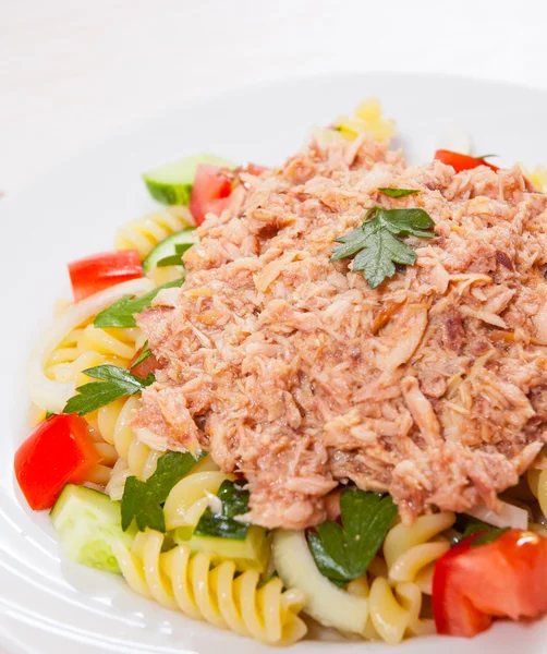 Salada de macarrão com atum e legumes — Fotografia de Stock