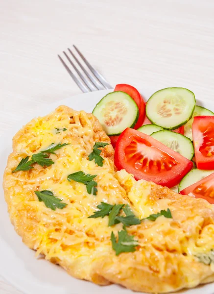 Omelette au fromage et légumes — Photo