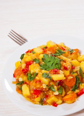 haşlanmış sebzeler. kabak, biber, soğan, havuç, patates.