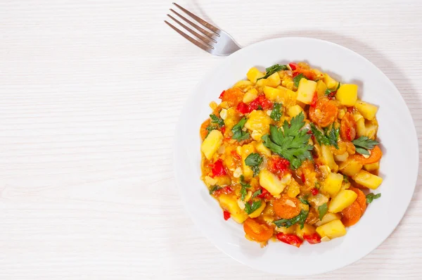 Ångade grönsaker. zucchini, paprika, lök, morötter, potatis. — Stockfoto