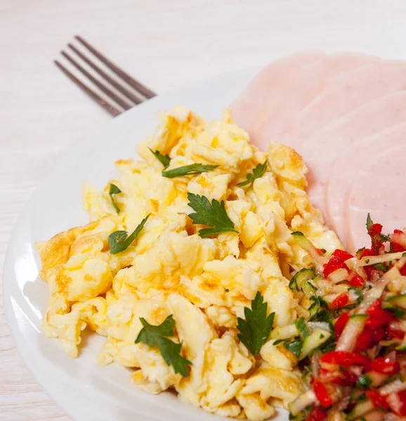 Huevos revueltos con jamón y ensalada — Foto de Stock