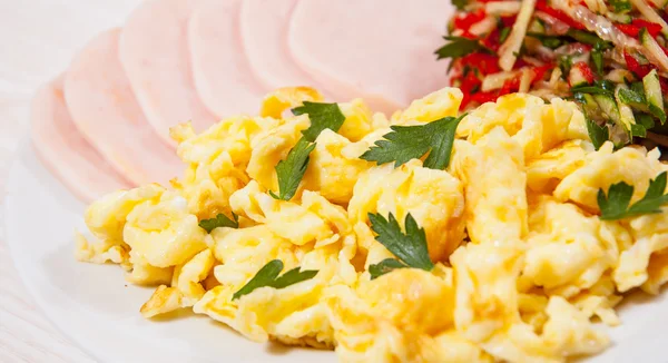 Scrambled eggs with ham and salad — Stock Photo, Image