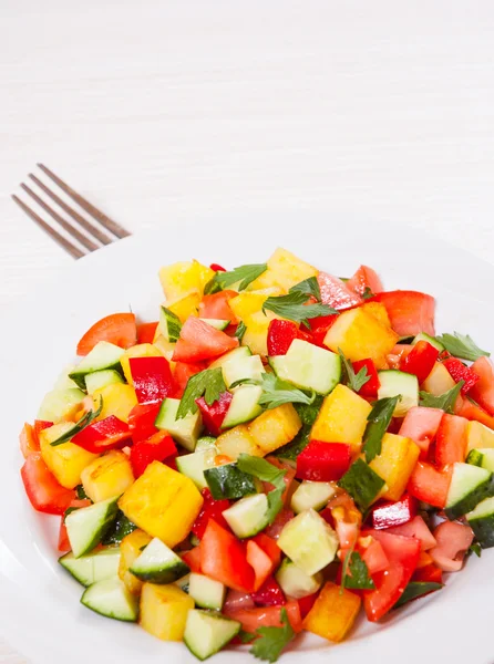 Salade de légumes frais sur assiette — Photo