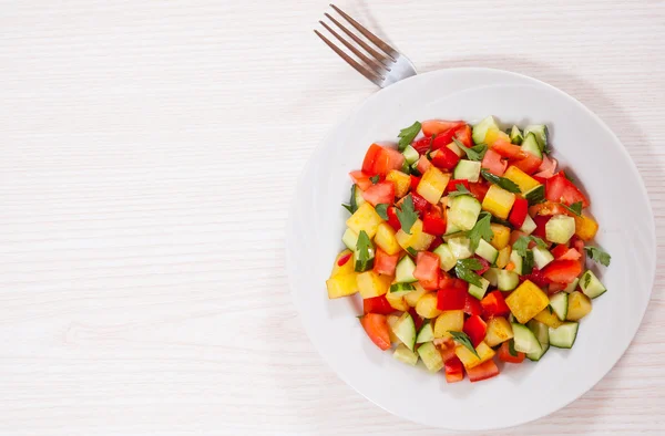 Insalata di verdure fresca sul piatto — Foto Stock