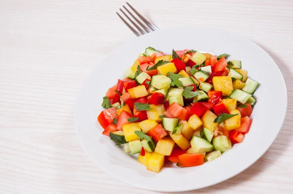 Verse groentesalade op bord — Stockfoto