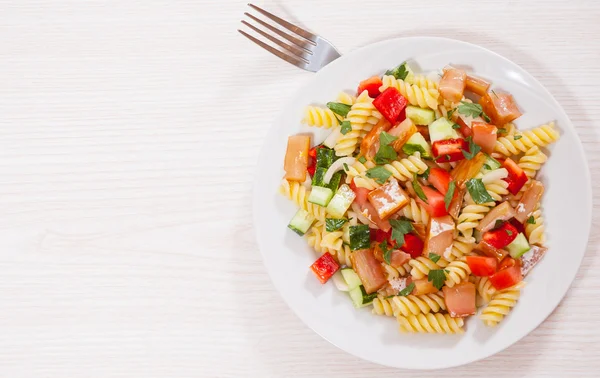 Salada de macarrão com salmão defumado e legumes — Fotografia de Stock