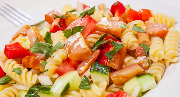 Salade de pâtes au saumon fumé et légumes — Photo