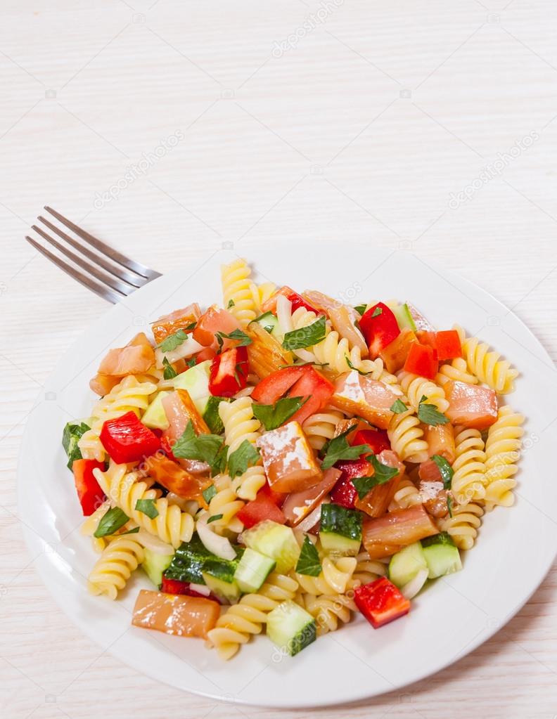 Füme Etli Makarna Salatası Tarifi Füme Etli Makarna Salatası Tarifi