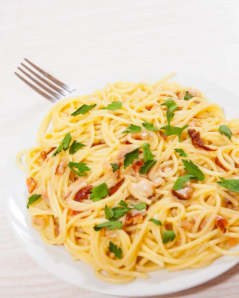 Espaguetis con salsa de pescado —  Fotos de Stock