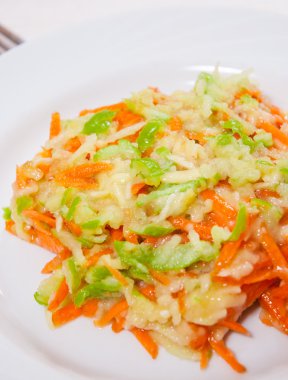 Havuç, elma, muz meyve salatası