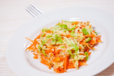 Havuç, elma, muz meyve salatası