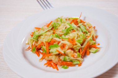 Havuç, elma, muz meyve salatası