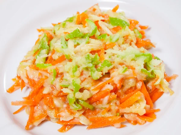 Ensalada de frutas con zanahorias, manzanas, plátanos —  Fotos de Stock