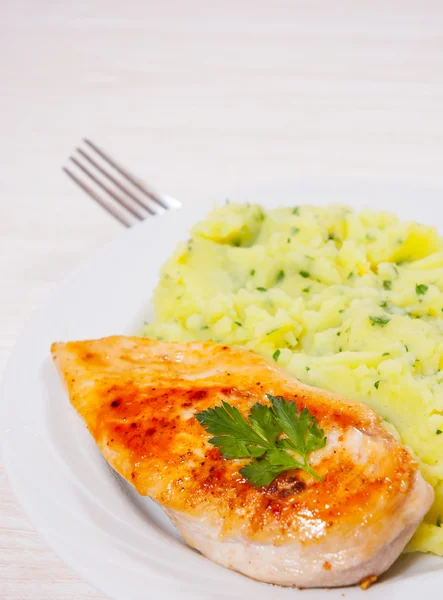 Poitrine de poulet rôtie et purée de pommes de terre — Photo