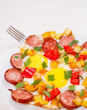 patates, sosis ve biber ile kızarmış yumurta