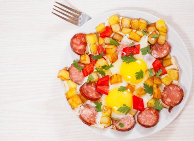 patates, sosis ve biber ile kızarmış yumurta