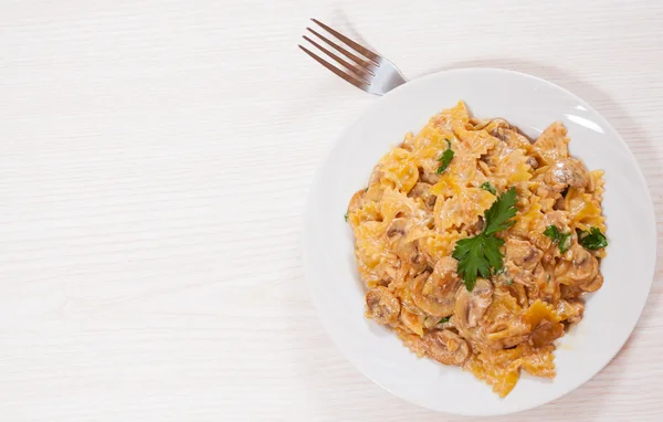 Farfalle Pasta med svampsås — Stockfoto