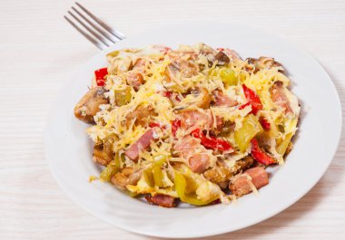 biber, mantar, jambon ve peynir ile kızarmış yumurta