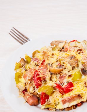 biber, mantar, jambon ve peynir ile kızarmış yumurta