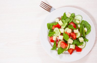 Taze salata domates, roka, salatalık ve peynir küpleri ile