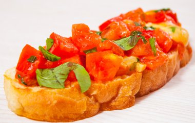 İtalyan domates bruschetta Doğranmış sebzeler, otlar, peynir ve ızgara veya tost huysuz ciabatta ekmeği üzeri yağlıboya