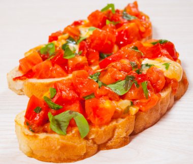 İtalyan domates bruschetta Doğranmış sebzeler, otlar, peynir ve ızgara veya tost huysuz ciabatta ekmeği üzeri yağlıboya
