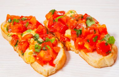 İtalyan domates bruschetta Doğranmış sebzeler, otlar, peynir ve ızgara veya tost huysuz ciabatta ekmeği üzeri yağlıboya