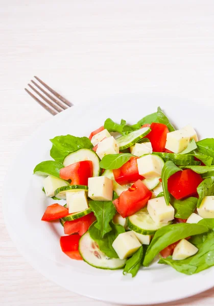 Arugula, 토마토, 오이, 치즈 큐브와 신선한 샐러드 — 스톡 사진