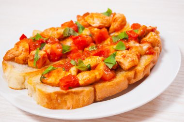 Doğranmış sebzeler, otlar, peynir ve ciabatta ekmeği tavuk domates bruschetta