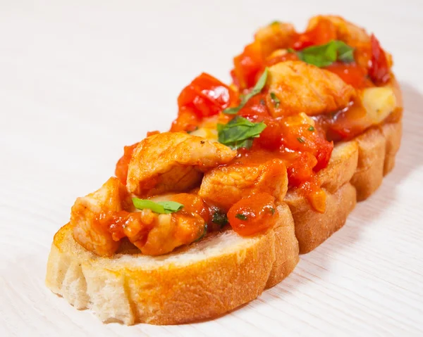 Bruschetta de tomate com legumes picados, ervas, queijo e frango no pão ciabatta — Fotografia de Stock