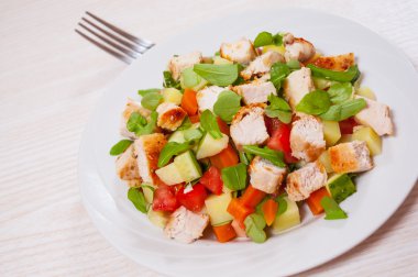 Tavuk ve sebzeli salata.