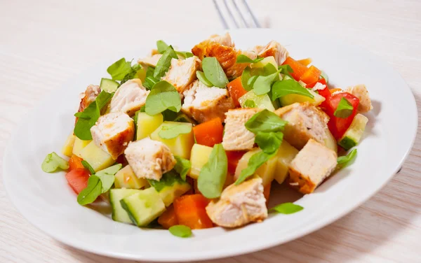 Salad with chicken and vegetables — Stock Photo, Image