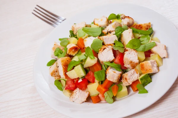 Tavuk ve sebzeli salata. — Stok fotoğraf