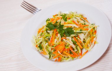 taze sebzeler lahana ve havuç salatası