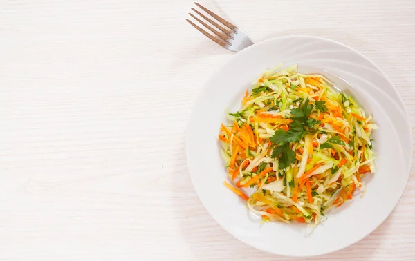 Ensalada de verduras frescas con col y zanahoria —  Fotos de Stock