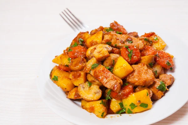 Fleisch mit Pilzen und Gemüse — Stockfoto