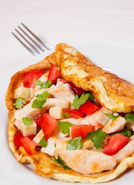 omlet tavuk göğsü, peyniri ve sebze dilimleri ile