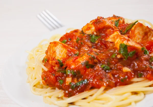 Csirkemell, spagetti paradicsommártásban — Stock Fotó