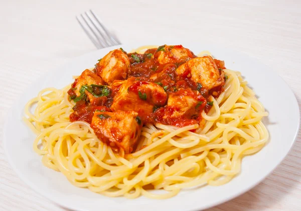 Poitrine de poulet en sauce tomate avec spaghetti — Photo