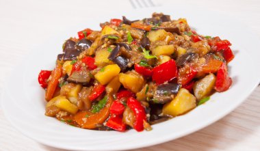 haşlanmış sebzeler. patlıcan, biber, soğan, havuç, patates.